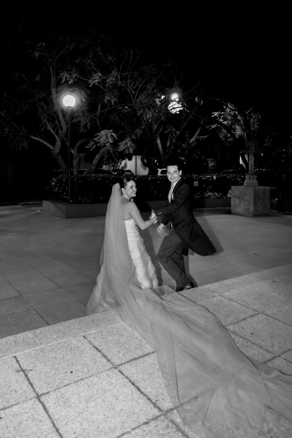 Novios besándose el día de su boda, fotografiados por The StoryLab